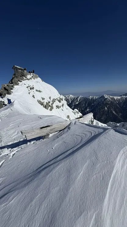 雪の稜線