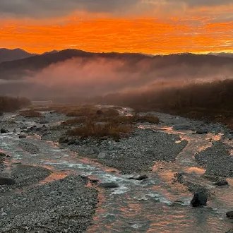 夕焼けの川